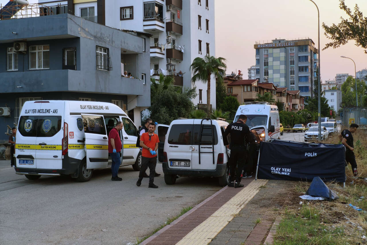 Emekli polis ve oğlu öldürülmüştü! Cenazede yürek yakan görüntü 2